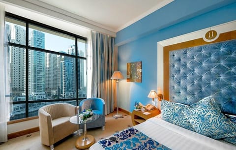 Deluxe Room, 1 King Bed, Marina View | Minibar, in-room safe, desk, soundproofing