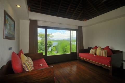 Bay View Family Suite  | Living area