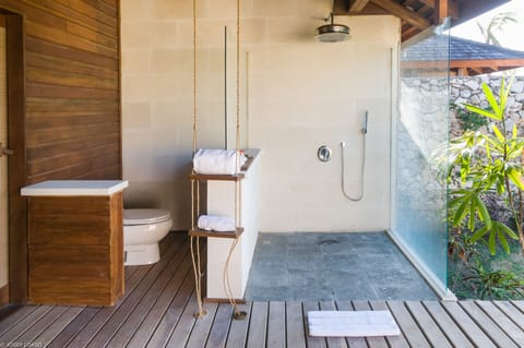 Bay View Suite | Bathroom shower