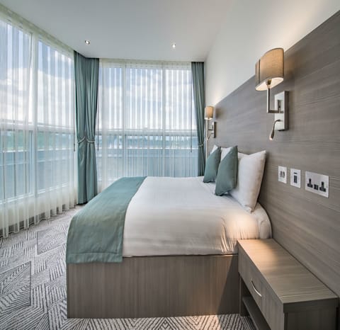 Egyptian cotton sheets, desk, free WiFi, bed sheets