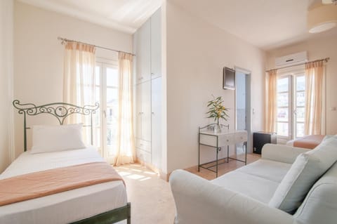 Minibar, in-room safe, iron/ironing board, free WiFi