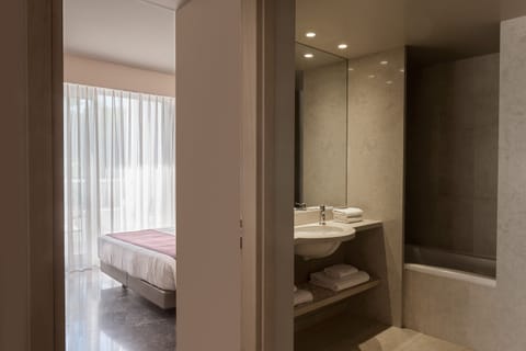 Minibar, WiFi, bed sheets