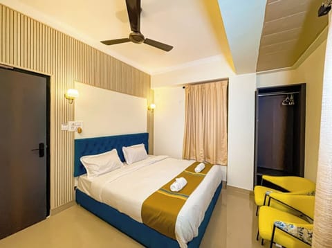 Deluxe Room | Laptop workspace, WiFi (free), bed sheets