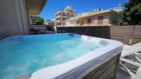 City Apartment, 2 Bedrooms, Ground Floor | Outdoor spa tub