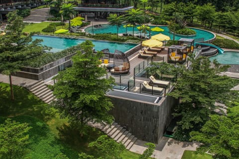 3 outdoor pools, sun loungers