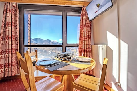 Classic Apartment, Balcony, Mountain View | Dining