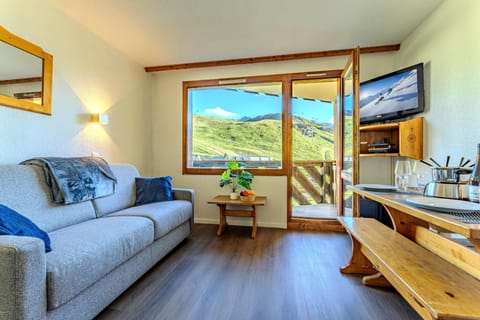 Classic Apartment, Balcony, Mountain View | Living area