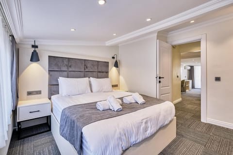 Family Suite, Non Smoking | Desk, iron/ironing board (on request), WiFi (free)