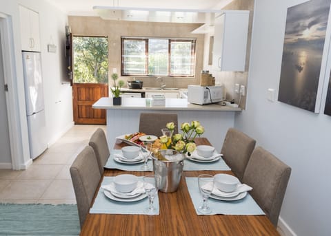 Full-size fridge, microwave, oven, stovetop