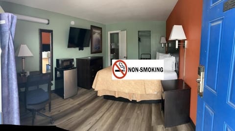 Single Room, 1 King Bed, Non Smoking | Pillowtop beds, desk, laptop workspace, WiFi (free)