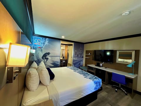 Room, 1 King Bed | Hypo-allergenic bedding, iron/ironing board, free WiFi, bed sheets