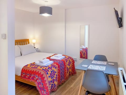 WiFi (free), bed sheets