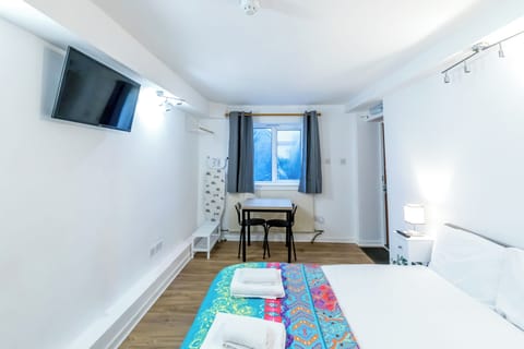 Iron/ironing board, WiFi (free), bed sheets
