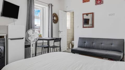 WiFi (free), bed sheets