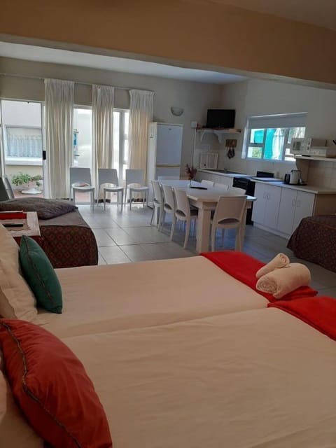 S/Catering Unit - Big Cob | Individually furnished, iron/ironing board, free WiFi