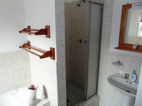 S/Catering Unit - Elf | Bathroom | Shower