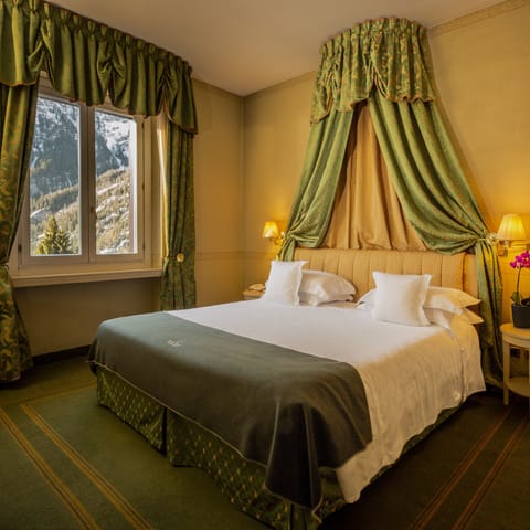 Suite, Mountain View | Minibar, in-room safe, desk, soundproofing