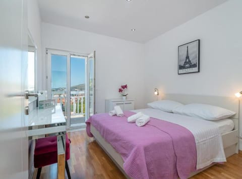Apartment (Three Bedroom Apartment with Balcony ) | 8 bedrooms, WiFi (free)