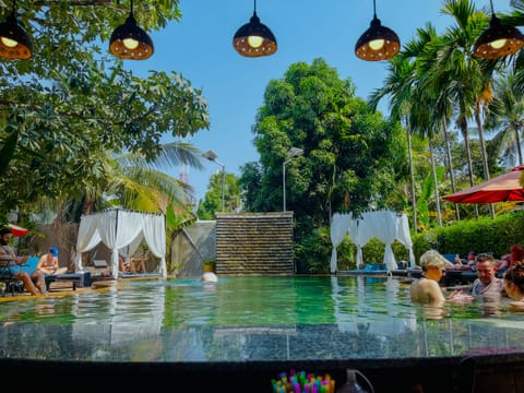 2 bars/lounges, swim-up bar, poolside bar
