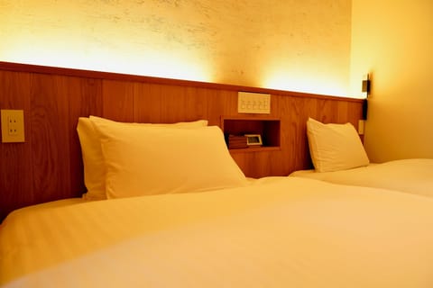 Family Twin Room | Down comforters, in-room safe, WiFi (free), bed sheets