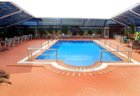 2 outdoor pools
