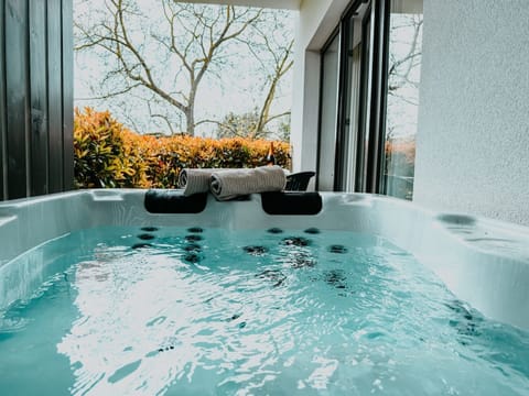 Indoor spa tub