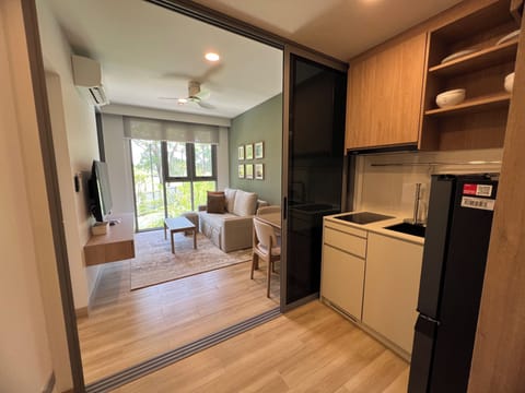 Comfort Condo, Kitchenette, Garden View | Living area