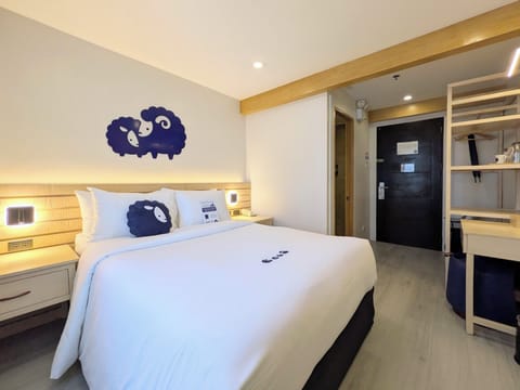 Deluxe Double Room, 1 Queen Bed | WiFi (free), bed sheets