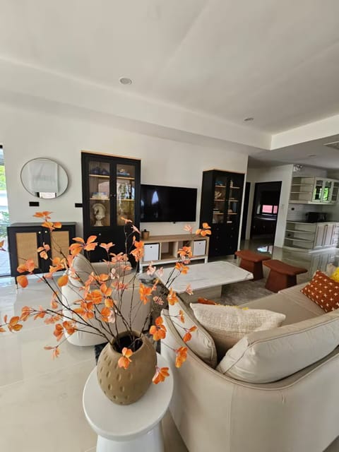 Two-Bedroom Townhouse | Premium bedding, desk, laptop workspace, WiFi (free)