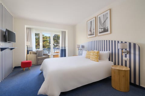 Hypo-allergenic bedding, desk, soundproofing, free WiFi