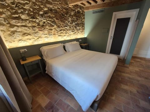 Deluxe Double or Twin Room | Desk, laptop workspace, blackout drapes, WiFi (free)