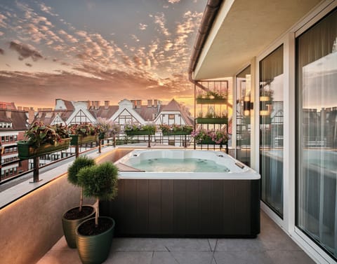 Presidential Suite, 1 Double Bed, City View | Jetted tub