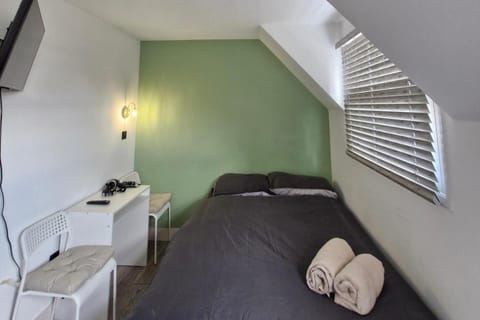 WiFi (free), bed sheets