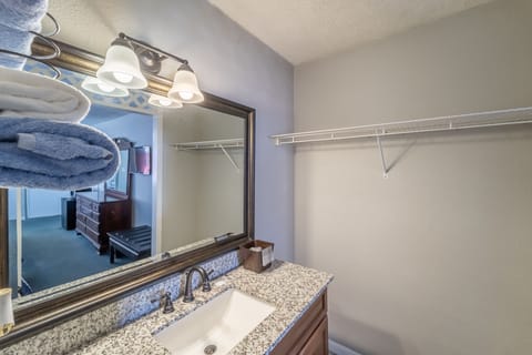 Combined shower/tub, designer toiletries, towels