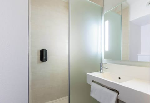 Combined shower/tub, free toiletries, hair dryer, towels