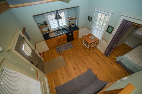 Cabin (Blue Sky) | Individually decorated, individually furnished, free WiFi, bed sheets