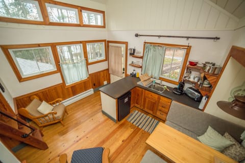 Cabin (Sugar Magnolia) | Private kitchenette | Fridge, stovetop, coffee/tea maker, toaster oven