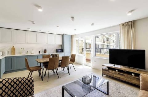 Apartment, 3 Bedrooms | Dining room