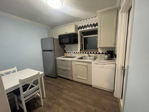 Classic Studio Suite, 1 Queen Bed, Non Smoking (Cottage) | Private kitchenette | Fridge, microwave