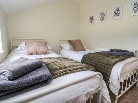 Cottage | 3 bedrooms, WiFi (free), individually decorated, individually furnished