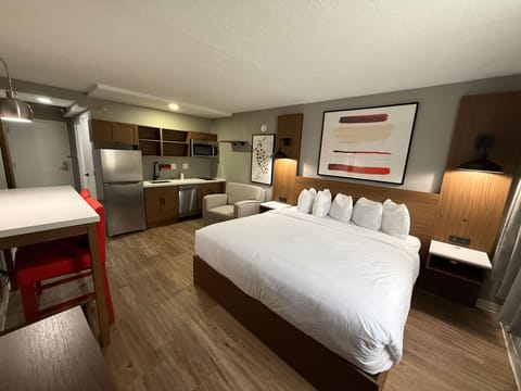 1 King Bed, Premier Tower Room, Full Kitchen, Walk-In Shower, Non-Smoking | Premium bedding, pillowtop beds, in-room safe, desk
