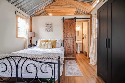 Cabin, 1 Queen Bed with Sofa bed (OAK1841-Cabin 1) | 1 bedroom, individually decorated, individually furnished, bed sheets