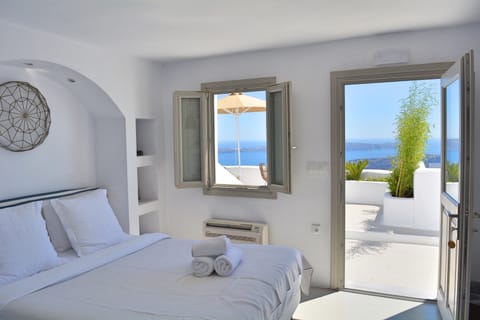 Junior Suite, Hot Tub (Outdoor) | 1 bedroom, free minibar items, in-room safe, individually decorated