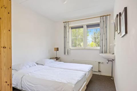 House | 3 bedrooms, iron/ironing board, individually furnished, bed sheets