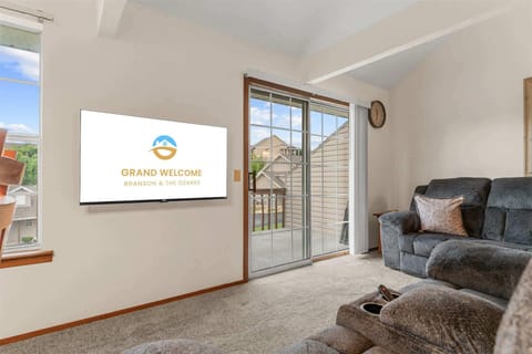 Condo, Multiple Beds, Mountain View (The Cozy Groves) | Living area