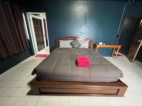 Room, 1 King Bed, Beach View | Desk, WiFi (free)