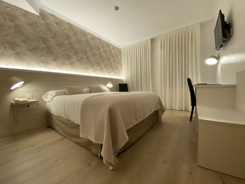 Triple Room | Minibar, in-room safe, desk, blackout drapes