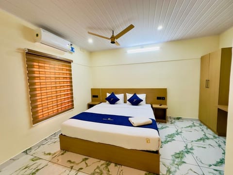 Deluxe Double Room | In-room safe, desk, laptop workspace, soundproofing