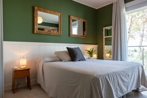 Minibar, in-room safe, desk, iron/ironing board