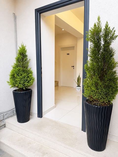Deluxe Duplex, Courtyard View | Interior entrance